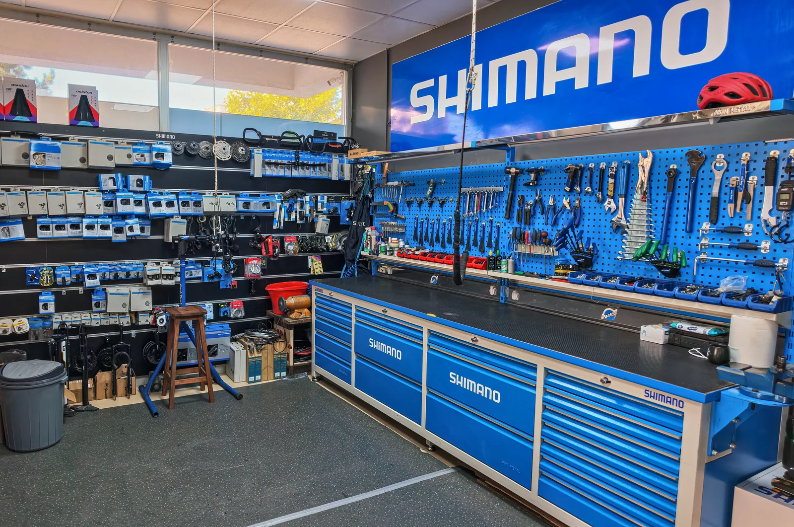 Shimano servis atölyesi, tezgâh ve takım duvarı